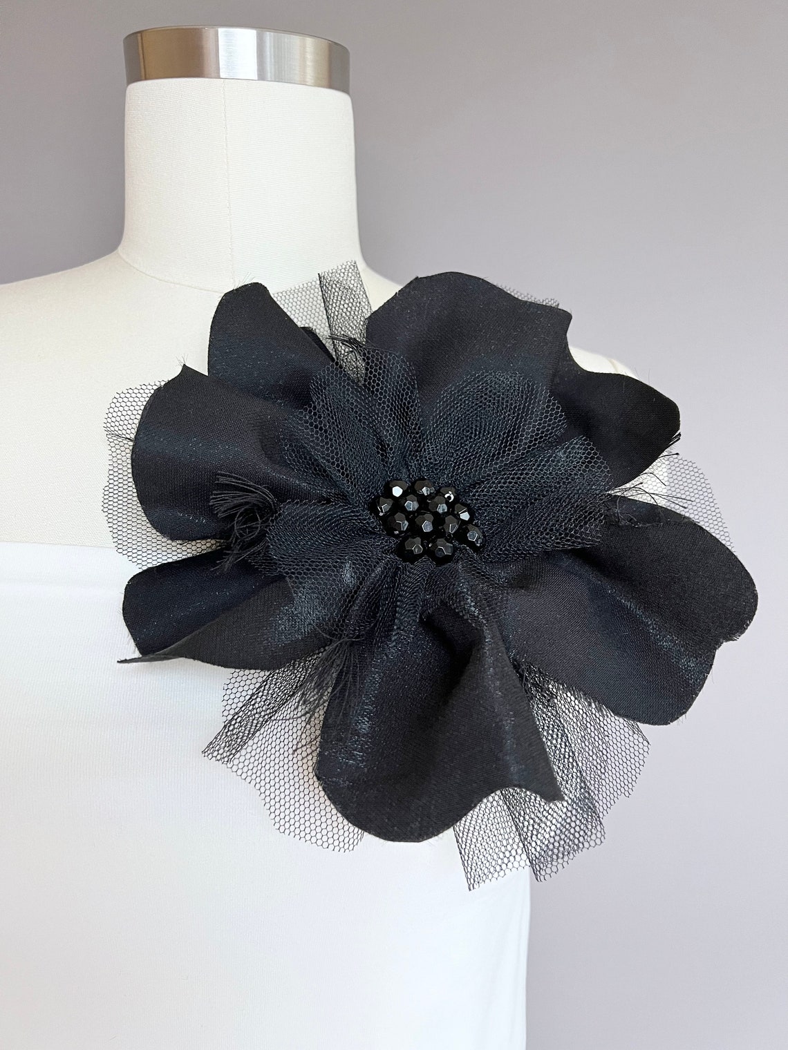 Bigger Flower Pendant - Wavy Black