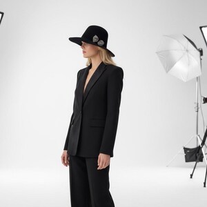 Fedora en feutre noir avec nœud en daim gris | Chapeau classique moderne minimaliste | Bonnet simple pour tous les jours image 2