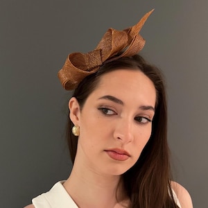 Brown modern fascinator, twisted bow fascinator, elegant headpiece, special events fascinator, church hat, formal event hat, race day hat