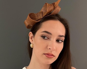 Brun modern fascinator, fascinator för vriden rosett, elegant huvudbonad, fascinator för speciella evenemang, kyrkhatt, hatt för formellt evenemang, hatt för tävlingsdagen