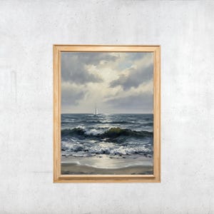 Peut inclure: Une peinture à l'huile encadrée représentant un paysage marin avec un seul voilier à l'horizon. La scène montre des vagues bleu foncé s'écrasant sur une plage de sable sous un ciel nuageux et couvert, avec de la lumière perçant les nuages.