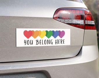 Imán para parachoques "You Belong Here" / Imán para coche "Corazones arcoíris" / Imán del orgullo LGBTQ / Accesorio para coche "Amor e inclusión" / Calcomanía de vinilo "Aly Activist"