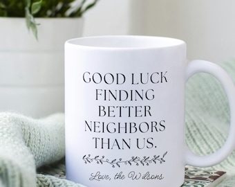 Taza «¡Buena suerte encontrando mejores vecinos que nosotros!» / Taza personalizada con nombre / Regalo divertido para vecinos / Regalo personalizado de despedida