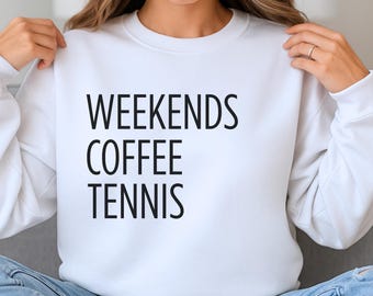 Tennis Mama Geschenk | Wochenenden Kaffee Tennis Sweatshirt | Spiel Tag Rundhalsausschnitt | Gemütliches Wochenende Sweatshirt | Personalisiertes Sport-Shirt