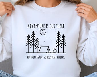 Abenteuer sind da draußen, aber Serienmörder auch Sweatshirt | Lustige Camping Pullover | Dark Humor Outdoor Rundhalsausschnitt | Gemütlicher Wald Hoodie Geschenk