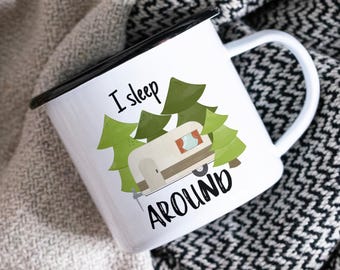 Je dors autour de la tasse de camping émaillée | Tasse drôle de campeur | Tasse à café pour caravane | Cadeau RV Life pour les campeurs