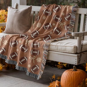 Mysig fotbollsfilt | Vävd höstfilt med fotbollar, rosetter och snöflingor | Dekoration till matchdagen | Gåva till fotbollsfan | Höstfilt