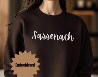 Sudadera bordada Sassenach / Cuello redondo inspirado en Outlander / Regalo de Claire Fraser / Ropa acogedora de la serie de televisión escocesa / Fanático del romance histórico