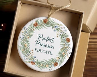 Natur Kranz Ornament - Protect Preserve Teach | Runde Keramik Weihnachtsverzierung mit Schnur | Geschenk für Park-Ranger | Förster Geschenk