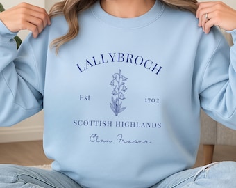 Sudadera Lallybroch / Cuello redondo inspirado en Outlander / Clan Fraser / Tierras Altas de Escocia (Est. 1702) / Regalo cottagecore / Suéter acogedor con temática literaria