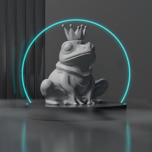 Puede incluir: Una escultura de rana gris con una corona, sobre un fondo oscuro con un círculo azul brillante. La rana está sentada sobre un pedestal redondo gris oscuro. La escultura tiene detalles y una apariencia regia.
