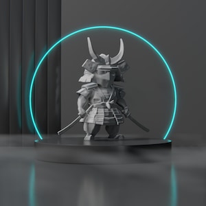 Peut inclure: Figurine grise stylisée d'un guerrier samouraï, avec casque, armure et deux épées. La figurine est sur une plateforme gris foncé, éclairée par un anneau néon bleu. Le fond est un dégradé de gris foncé.