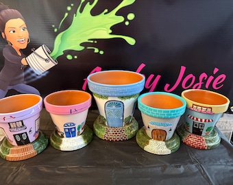 Macetas y bandejas de terracota pintadas a mano. Mini casa/cabaña para flores o decoración.