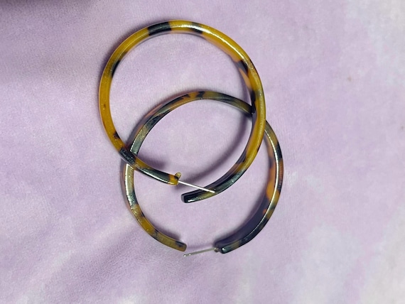 Large Classic Lightweight Tortoiseshell Resin Hoo… - image 1