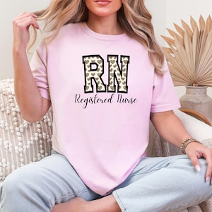 Shirt gediplomeerde verpleegkundige, RN-shirt, luipaardprint, T-shirt dierenvriend, graphic T-shirt, shirt wildlife, safaritop, cadeau luipaardliefhebber