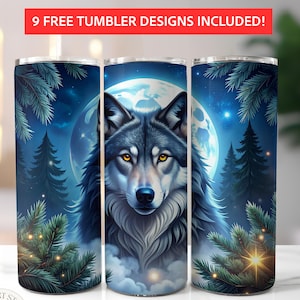 Peut inclure: Trois gobelets en acier inoxydable avec un motif de loup. Le loup est centré sur un fond de pleine lune, de pins et d'un ciel étoilé. Le texte "9 FREE TUMBLER DESIGNS INCLUDED!" est en haut.