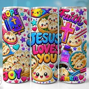 以下が含まれることがあります： 「HOPE」、「JESUS LOVES YOU」、「JOY」、「FAITH」、「AMEN」という文字が描かれたカラフルなグラフィックプリントの円筒形タンブラー。顔が描かれた漫画風の餃子、十字架が描かれた紫色の聖書、十字架のシンボル、星がデザインされています。