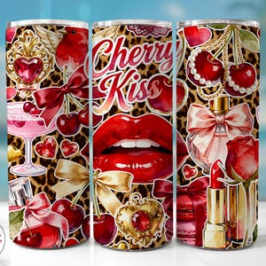 Può includere: Tre bicchieri in acciaio inossidabile con sfondo a stampa leopardata e varie illustrazioni rosse e dorate. I bicchieri presentano il testo "Cherry Kiss", labbra rosse, ciliegie, cuori e flaconi di profumo.