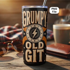 Può includere: Un bicchiere nero con le parole "GRUMPY OLD GIT" in un font in stile vintage. Il design include un fulmine e stelle. Un paio di occhiali da sole e un portafoglio in pelle sono sulla superficie di legno.