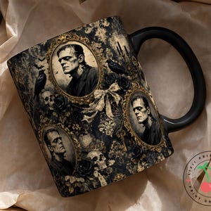 Op de afbeelding: Een zwarte keramische mok met een herhalend patroon van ovale gouden lijsten met portretten van het monster van Frankenstein, afgewisseld met zwarte rozen, schedels, raven en sierlijke damastmotieven. De mok heeft een effen zwart handvat.