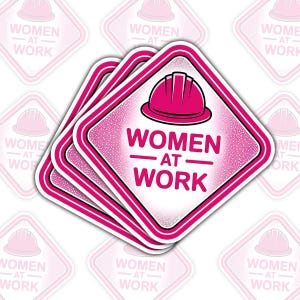 Può includere: Adesivo rosa e bianco con un'immagine di un casco rosa e la scritta "WOMEN AT WORK" in rosa. L'adesivo ha un bordo bianco e uno sfondo rosa con effetto glitter. Diversi adesivi sono impilati.