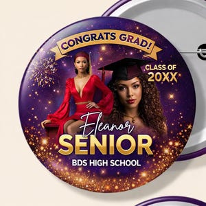 Könnte beinhalten: Ein runder, lila Button mit einem Abschluss-Thema. Er zeigt zwei Bilder einer Frau, den Text "CONGRATS GRAD!", "CLASS OF 20XX", "Eleanor SENIOR" und "BDS HIGH SCHOOL". Der Button hat eine Nadel auf der Rückseite.
