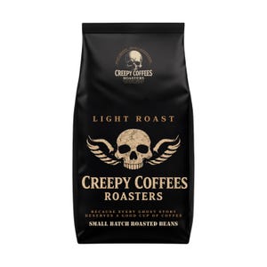 Może przedstawiać: Czarny worek z jasno palonymi ziarnami kawy Creepy Coffees Roasters. Torba posiada logo czaszki ze skrzydłami oraz tekst "Creepy Coffees Roasters" i "Small Batch Roasted Beans".
