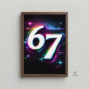 Puede incluir: Impresión artística enmarcada con el número "67" en blanco, fuente retro con contorno de arcoíris neón. El fondo es una escena espacial oscura y estrellada con rayas y explosiones de color. La impresión está en un marco de madera marrón.