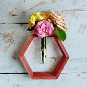 Rote Farbe Hölzerne Wand & Tischvase mit Glasröhrchen | Rustikale Knospe Vase | Minimalistischer Blumenhalter | Handmade Wohndekor