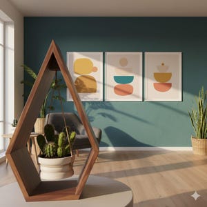 Puede incluir: Un salón moderno con un soporte geométrico de madera para plantas con un cactus en una maceta blanca. Tres obras de arte abstractas enmarcadas adornan una pared turquesa. Un sillón gris y una sansevieria en una cesta de mimbre completan la decoración.