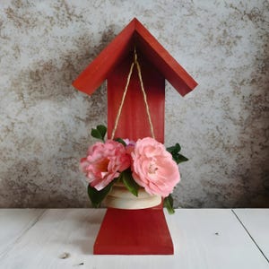Rote Farbe Rustikales Holzhängedekor - Vertikaler Rahmen mit Minischaukel - Handgemachter Wandakzent - Natürliches Boho Geschenk