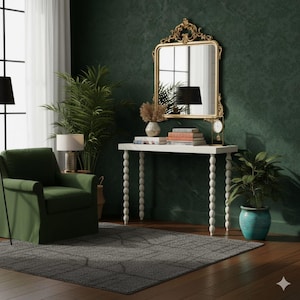 Puede incluir: Una escena de diseño de interiores con un sillón verde, una mesa blanca con patas torneadas y un espejo con marco dorado. Una planta en maceta en una maceta turquesa está en el suelo. La habitación tiene una pared texturizada verde oscuro y una alfombra gris estampada.