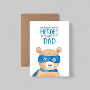 Biglietto d'auguri per la festa del papà con supereroe - Orso mascherato - 5x7 con busta Kraft