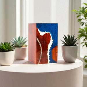 Handgefertigte Holzurne mit blauer Inlay aus Kunstharz, Andenken Andenken