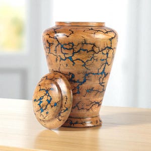 Handgemachte Urne aus Mangoholz mit blauer Bemalung