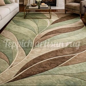 Puede incluir: Una alfombra grande con un diseño de hojas en tonos verdes, marrones y beige. La alfombra presenta un patrón texturizado y está colocada en un salón. El texto "Teprich artisan rug" es visible en la alfombra.