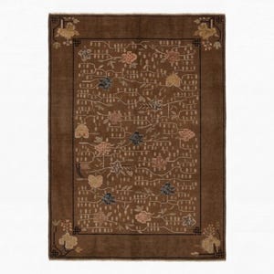 Puede incluir: Una alfombra rectangular marrón con un diseño floral. La alfombra presenta un borde marrón oscuro y diseños florales en las esquinas. El campo central tiene un patrón repetitivo de flores rosas, azules y amarillas, conectadas por vides marrones.