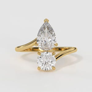 Anillo de dos piedras con diamantes cultivados en laboratorio de 2 ct: oro de 14 quilates, corte pera y redondo