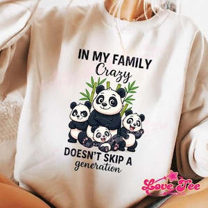 Familia de pandas divertida PNG, sublimación de oso de dibujos animados, podemos estar locos, pero somos familia, descarga digital de 300 dpi