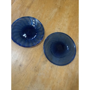 Lote de 2 platos de postre o ensalada de vidrio soplado a mano de color azul cobalto de 8 pulgadas con espiral