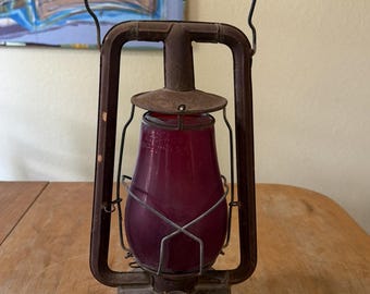 Linterna Dietz HY-LO vintage con globo rojo, Nueva York. Sin probar, tal cual. Presenta algo de óxido.