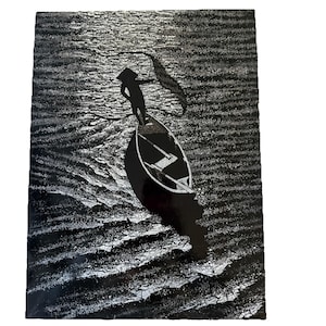 Puede incluir: Obra de arte en blanco y negro que representa a una persona en un barco sobre el agua. La persona lleva un sombrero y sostiene una bandera. El barco está en el centro, rodeado de agua. La obra tiene una textura.