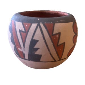 Jemez Pueblo Vase signed by C.T.  Southwestern Pottery Vase /Jar Vessel 2.5”