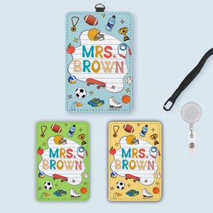 Può includere: Tre porta badge per insegnanti con illustrazioni a tema sportivo. Il badge superiore è azzurro, quello centrale è verde e quello inferiore è giallo. Ognuno presenta il nome "MRS. BROWN" e varie attrezzature sportive.