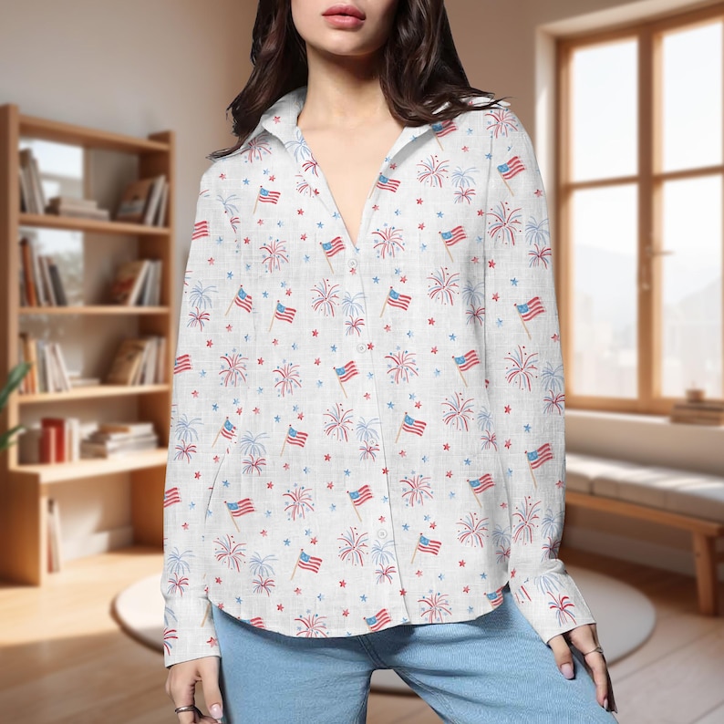 K&ouml;nnte beinhalten: Wei&szlig;es Button-Down-Hemd mit einem Muster aus roten, wei&szlig;en und blauen Feuerwerksk&ouml;rpern, amerikanischen Flaggen und Sternen. Das lang&auml;rmlige Hemd hat einen klassischen Kragen und ist aus leichtem Stoff gefertigt. Das Hemd ist am Ausschnitt aufgekn&ouml;pft.
