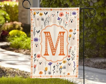 Gartenflagge mit floralem Geistermonogramm, individuelle Herbst-Halloween-Gartendekoration mit Wildblumen