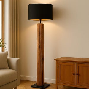 Pode incluir: Uma lumin&aacute;ria de ch&atilde;o r&uacute;stica com uma c&uacute;pula preta e um poste de madeira. A lumin&aacute;ria tem uma base quadrada preta e est&aacute; colocada em uma sala de estar. O poste de madeira tem aproximadamente 152 cm de altura.