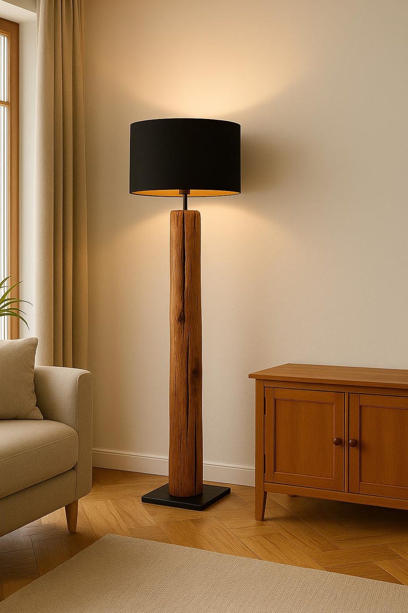 Pode incluir: Uma lumin&aacute;ria de ch&atilde;o r&uacute;stica com uma c&uacute;pula preta e um poste de madeira. A lumin&aacute;ria tem uma base quadrada preta e est&aacute; colocada em uma sala de estar. O poste de madeira tem aproximadamente 152 cm de altura.