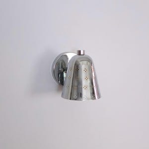 Aplique de pared de latón plateado, lámpara cónica de mediados de siglo, foco perforado.