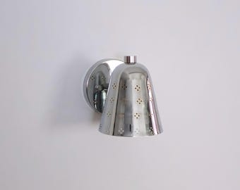 Silberne Messing-Wandleuchte, Mid Century kegelförmige Lampe, perforierte Strahler-Leuchte
